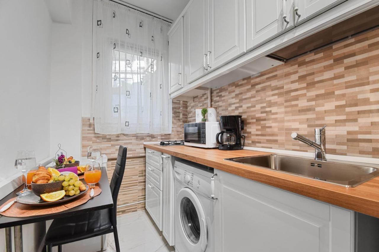 Central Studio Emerald Apartment Bucharest Luaran gambar